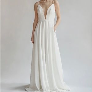 Aesling Orenda Wedding Gown - Size 4 with pockets and 3 point bustle